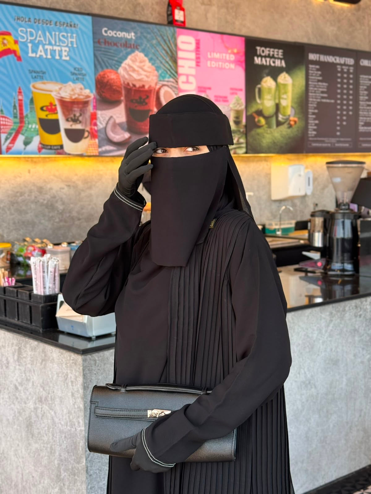 عبايه : سوده